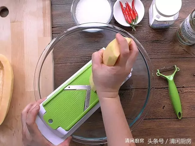 木瓜不用成熟吃了,告訴你這種新吃法,糖醋腌一腌,清脆又酸爽