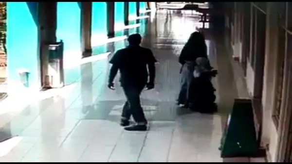 驚人!匪潛入清真寺擄童 機警母親搶回女兒
