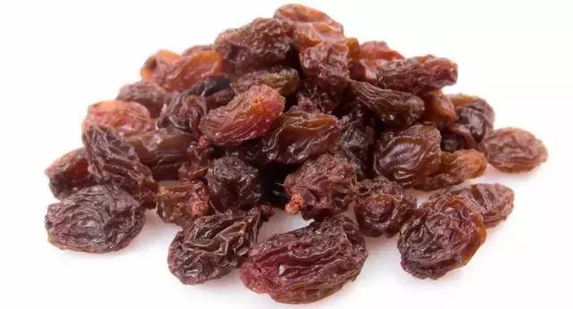 葡萄乾上的白霜是農藥殘留?吃了會燒壞腸胃?為了家人健康都看看