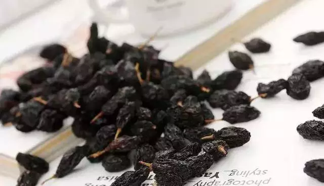 葡萄乾上的白霜是農藥殘留?吃了會燒壞腸胃?為了家人健康都看看