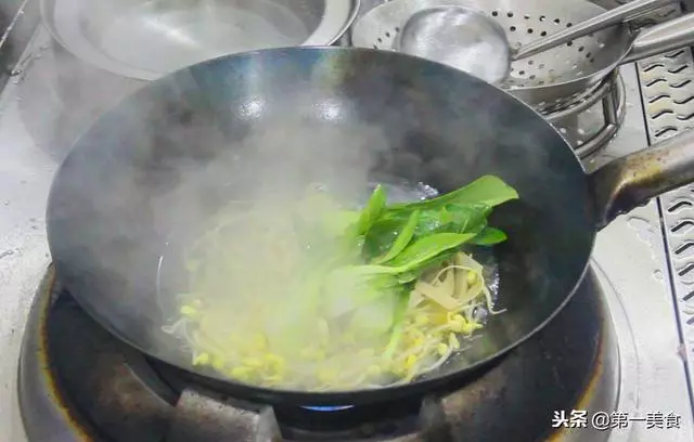 廚師長教你做正宗的水煮牛肉,學會這道水煮牛肉,火鍋都不想吃了