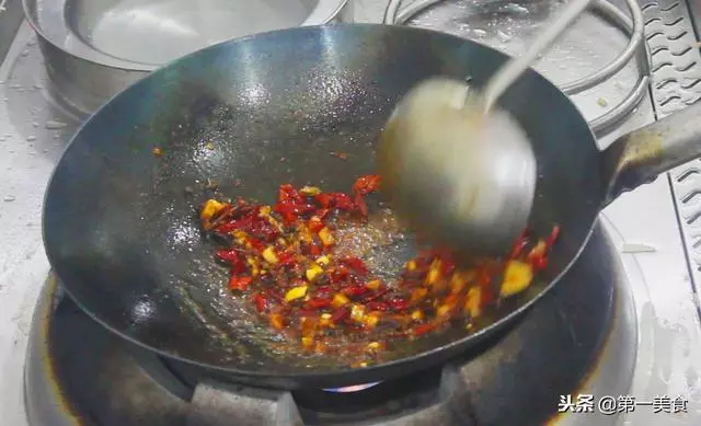 廚師長教你做正宗的水煮牛肉,學會這道水煮牛肉,火鍋都不想吃了