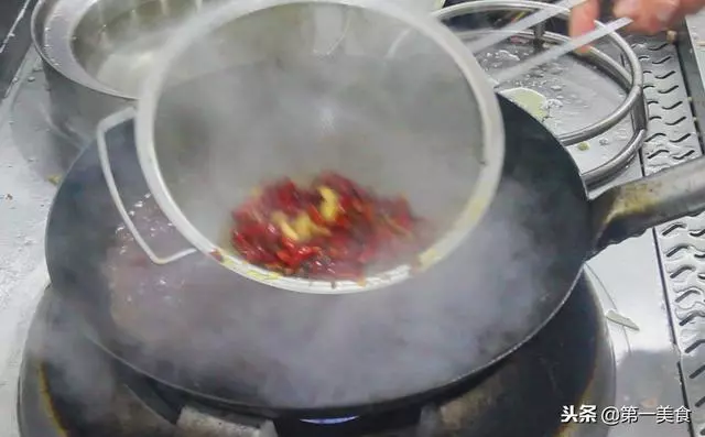 廚師長教你做正宗的水煮牛肉,學會這道水煮牛肉,火鍋都不想吃了