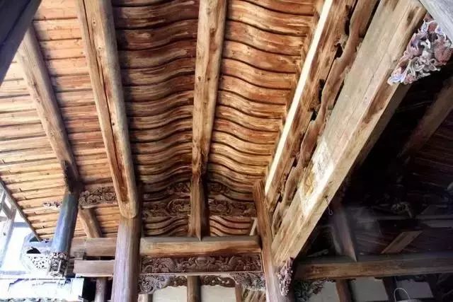 中國式奇蹟的古堡,漂浮沼澤上百年,無人居住卻不見蜘蛛網!