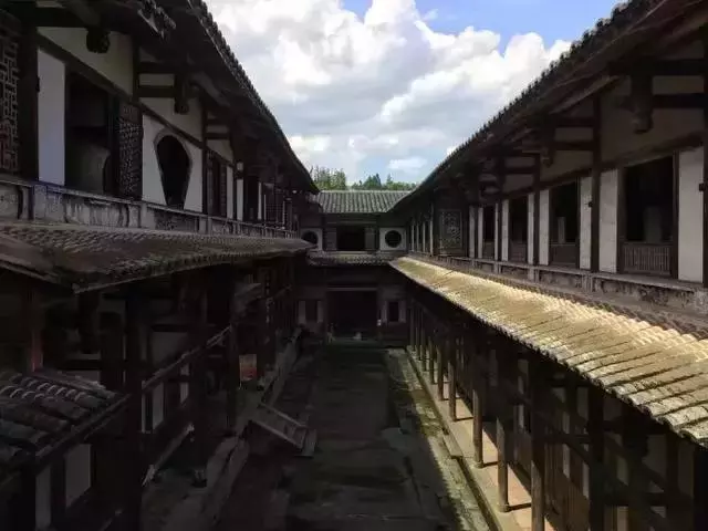 中國式奇蹟的古堡,漂浮沼澤上百年,無人居住卻不見蜘蛛網!