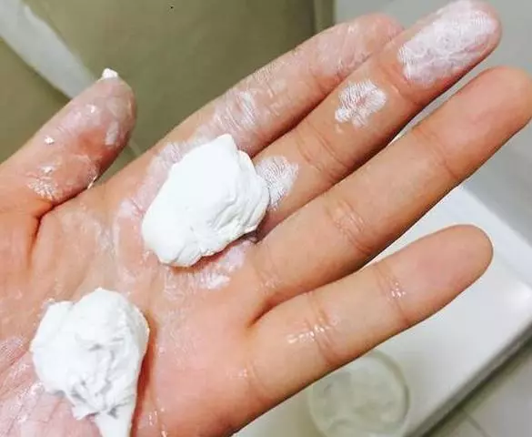 越來越多的人流行用「這個」填瓷磚縫,比玻璃膠耐用十倍,實用又漂亮!