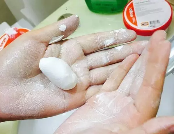 越來越多的人流行用「這個」填瓷磚縫,比玻璃膠耐用十倍,實用又漂亮!