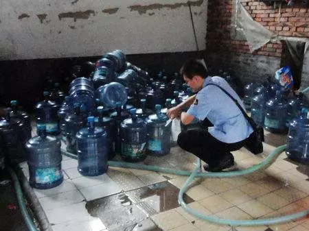 別再喝「桶裝水」了!看完你就知道我在說什麼,真的太嚴重了!
