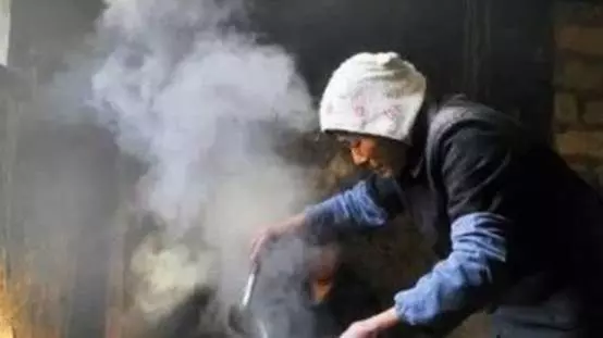 第一次去男友家,晚上和婆婆睡,她不停踢俺腳,翻開被子,俺蒙了