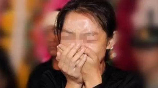 第一次去男友家,晚上和婆婆睡,她不停踢俺腳,翻開被子,俺蒙了