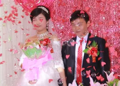 結婚後工資卡給婆婆保管,三年後婆婆還給俺,回娘家扇嫂子一巴掌