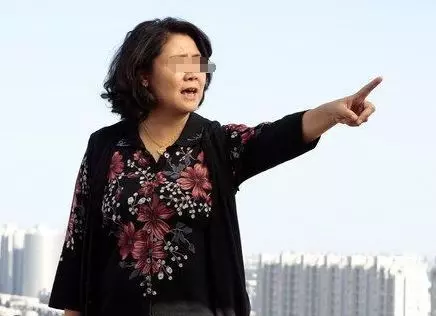 結婚後工資卡給婆婆保管,三年後婆婆還給俺,回娘家扇嫂子一巴掌