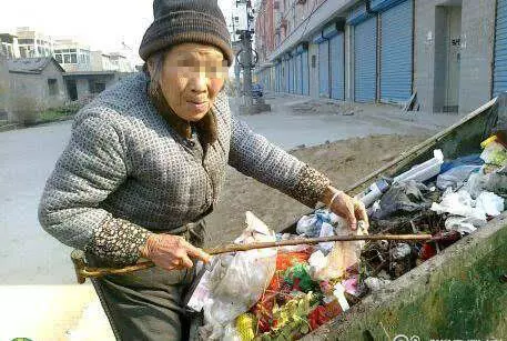婆婆拾荒撿袋錢,兒媳貪財昧下,數錢時瞥見袋上的字,卻含淚自首