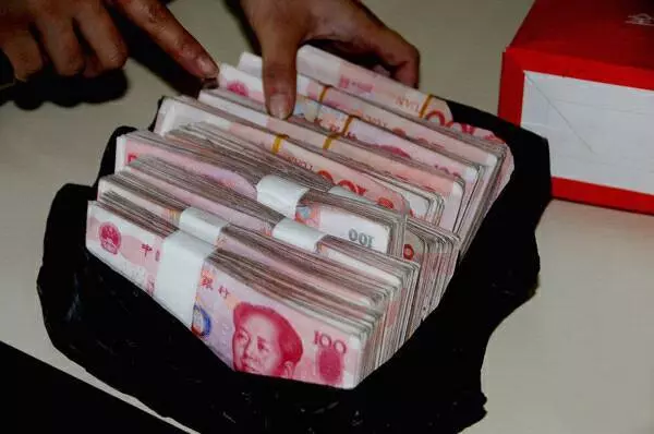 婆婆拾荒撿袋錢,兒媳貪財昧下,數錢時瞥見袋上的字,卻含淚自首