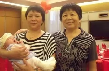 女兒滿月酒公婆空手來,嫌丟人趕他們走,回房間看孩子我報了警