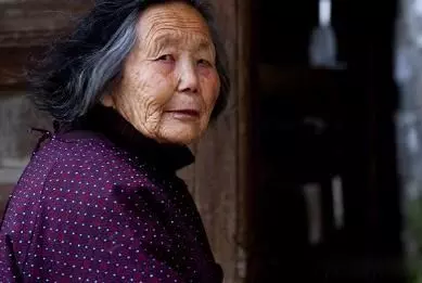 女兒滿月酒公婆空手來,嫌丟人趕他們走,回房間看孩子我報了警