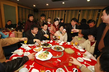 婚禮上女子給婆婆敬酒,收到五元紅包,丈夫指指腳下,女子樂了