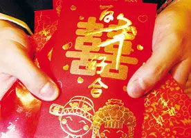 婚禮上女子給婆婆敬酒,收到五元紅包,丈夫指指腳下,女子樂了