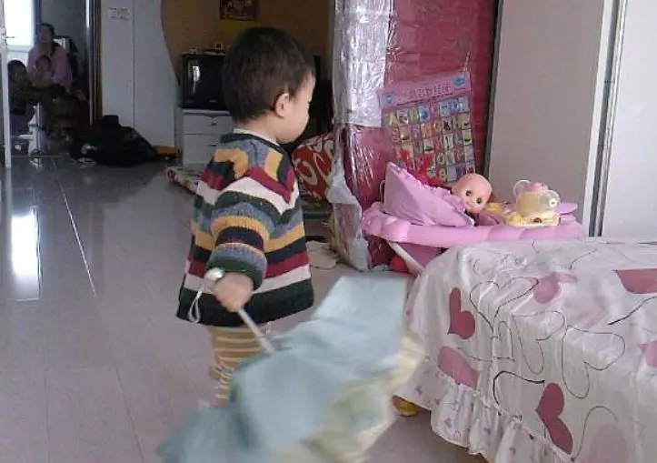 寶媽因病去世,兒子經常跑到鄰居家,寶爸跟去查看,發現妻子秘密