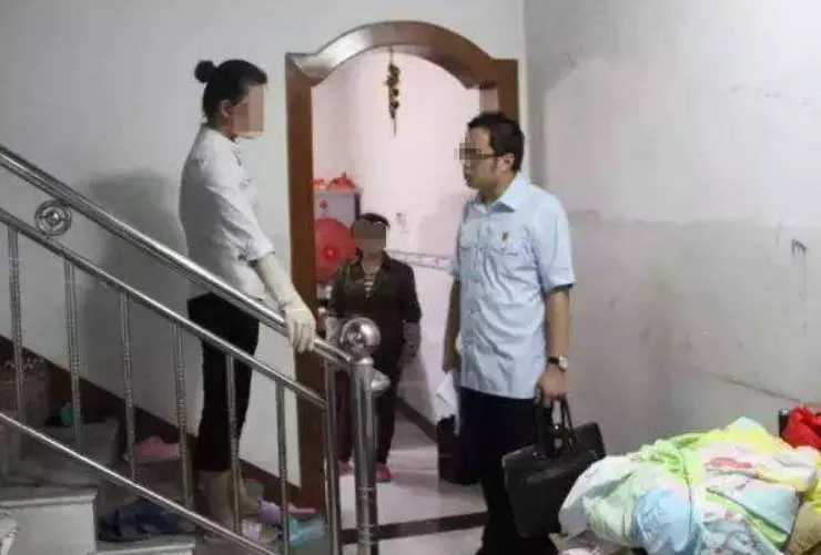 寶媽因病去世,兒子經常跑到鄰居家,寶爸跟去查看,發現妻子秘密