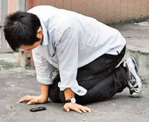 寶媽因病去世,兒子經常跑到鄰居家,寶爸跟去查看,發現妻子秘密