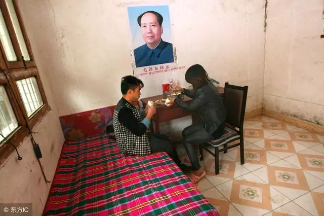 婚後第二天婆婆住院,俺拿彩禮去交費,看到餘額,我不想管了