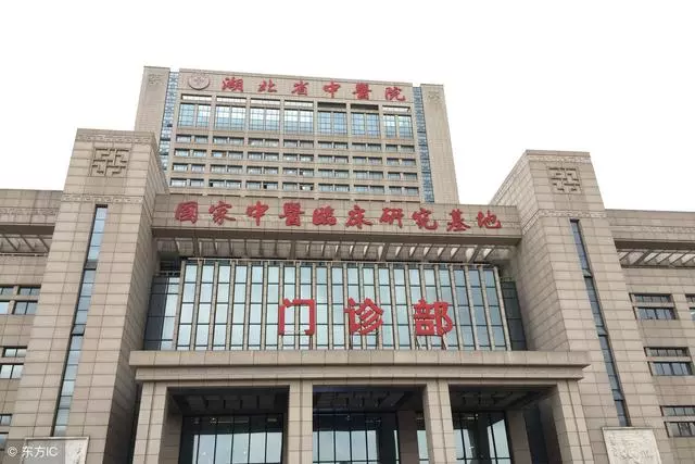 婚後第二天婆婆住院,俺拿彩禮去交費,看到餘額,我不想管了