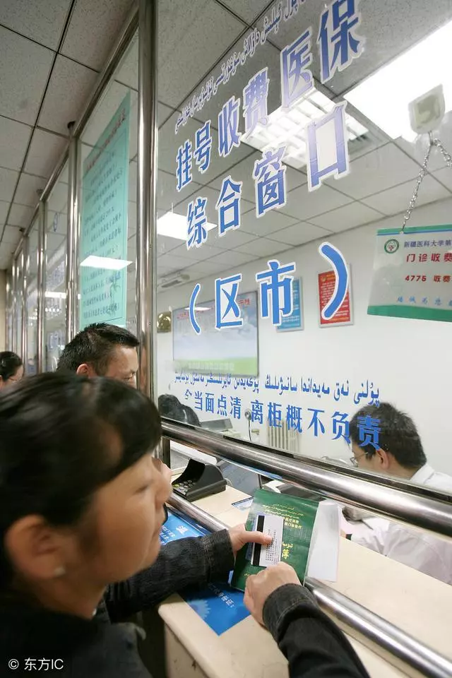 婚後第二天婆婆住院,俺拿彩禮去交費,看到餘額,我不想管了