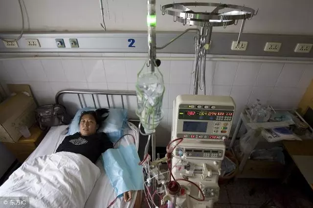 婚後第二天婆婆住院,俺拿彩禮去交費,看到餘額,我不想管了