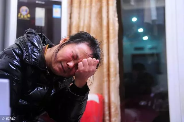 前夫再婚,婆婆逼著我去參加,台上她說一番話,新娘怒扇我耳光