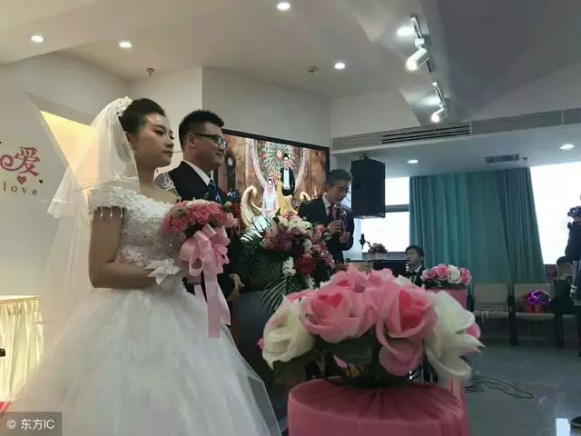 前夫再婚,婆婆逼著我去參加,台上她說一番話,新娘怒扇我耳光