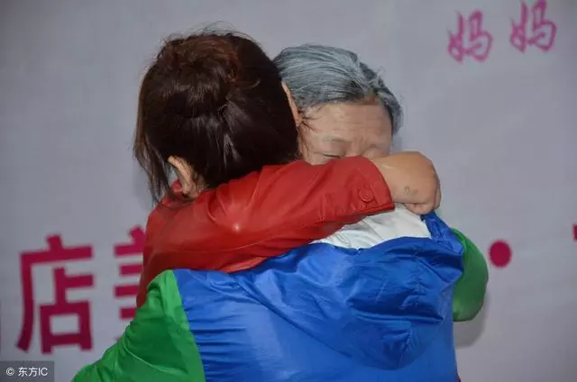 前夫再婚,婆婆逼著我去參加,台上她說一番話,新娘怒扇我耳光