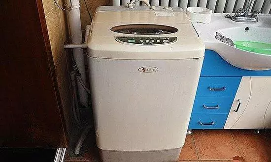 洗衣機排水管直接插地漏?老師傅一進門就說錯了,可惜沒有早點知道