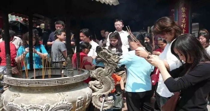去寺廟拜拜「5大禁忌」一定要注意,80%的人都犯錯了!尤其第3點,這對神明很不尊敬啊!