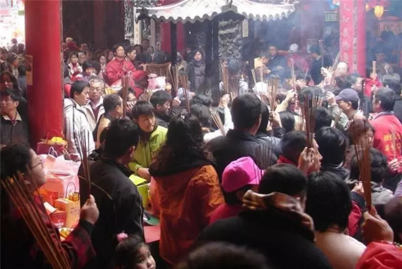 去寺廟拜拜「5大禁忌」一定要注意,80%的人都犯錯了!尤其第3點,這對神明很不尊敬啊!
