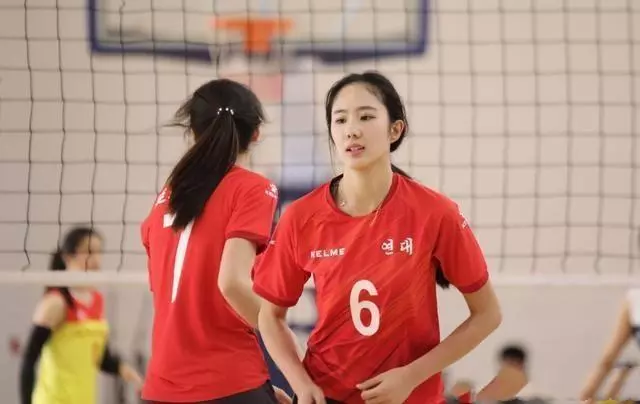 大學生排球賽場驚現絕世美女顏,值高身材好酷似劉亦菲
