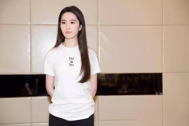 大學生排球賽場驚現絕世美女顏,值高身材好酷似劉亦菲