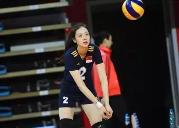 大學生排球賽場驚現絕世美女顏,值高身材好酷似劉亦菲