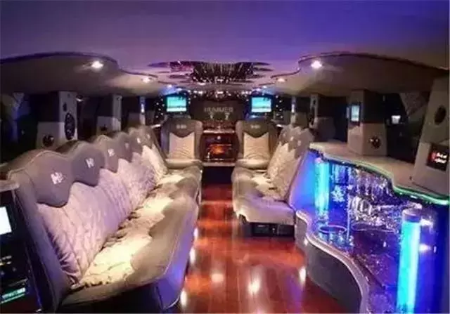 全球最長轎車!26個輪子超過30米號稱美國夢,配直升機停機坪