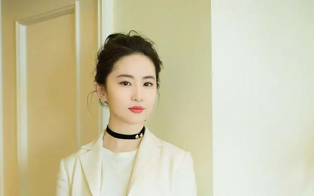 劉亦菲17歲照,一顰一笑都是那麼美,網友:與眾不同的仙女味道