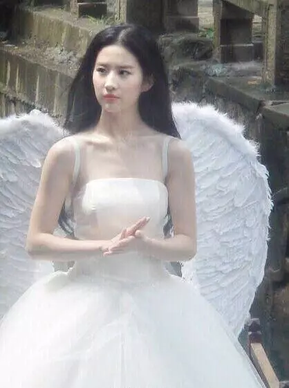 劉亦菲17歲照,一顰一笑都是那麼美,網友:與眾不同的仙女味道
