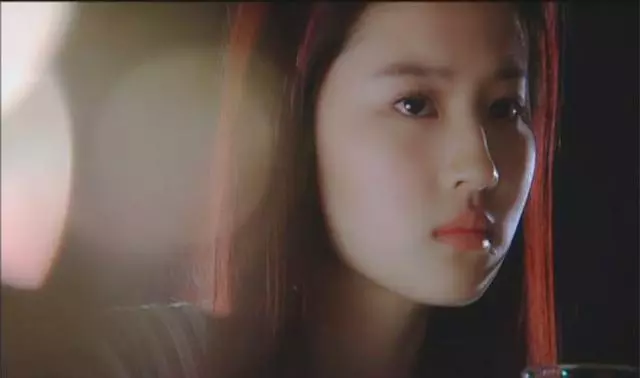 劉亦菲17歲照,一顰一笑都是那麼美,網友:與眾不同的仙女味道