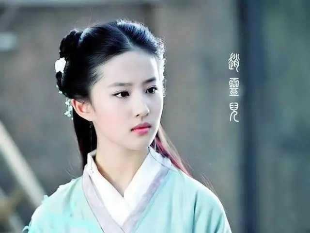 劉亦菲17歲照,一顰一笑都是那麼美,網友:與眾不同的仙女味道