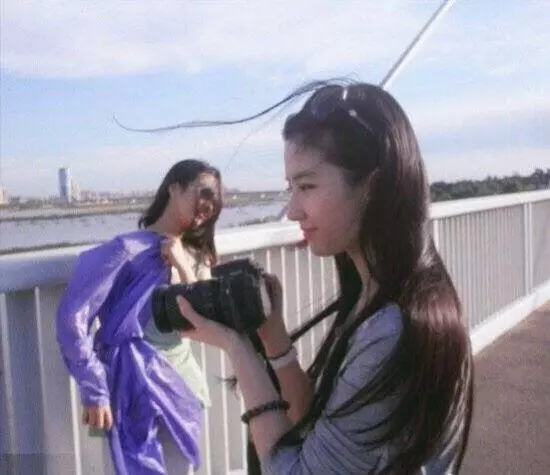 劉亦菲17歲照,一顰一笑都是那麼美,網友:與眾不同的仙女味道