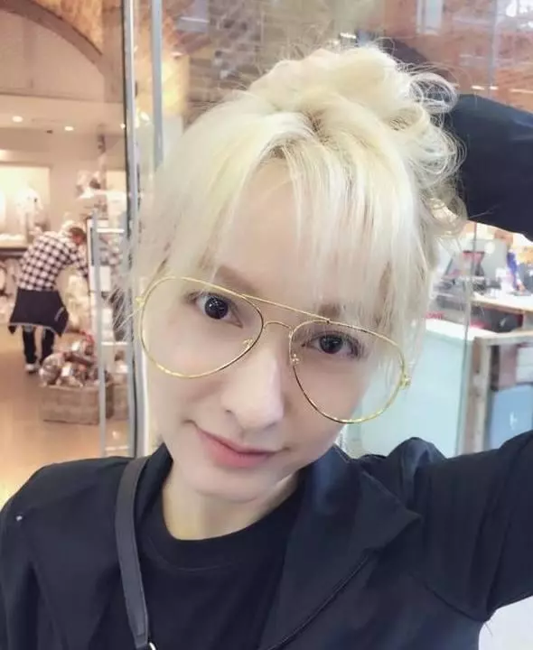 5位女星同戴金絲眼鏡,本以為熱巴最酷,看到她我真信了