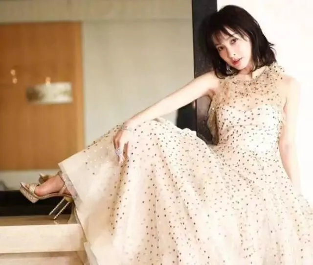 5位女星同戴金絲眼鏡,本以為熱巴最酷,看到她我真信了