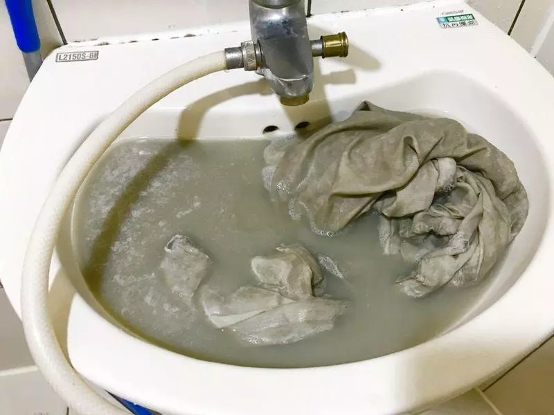 史上最髒 忍痛把「20年沒洗過的小被被」拿去洗,驚現「濃郁水溝色」:原來它是白的...