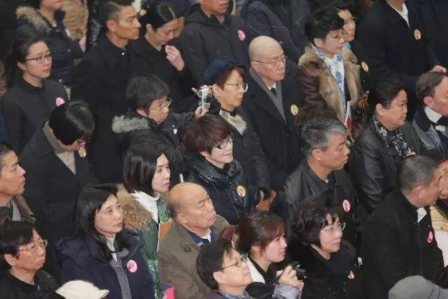 劉德華57歲連唱20場導致發炎失聲,女粉絲拒絕退票,理由令人淚目!