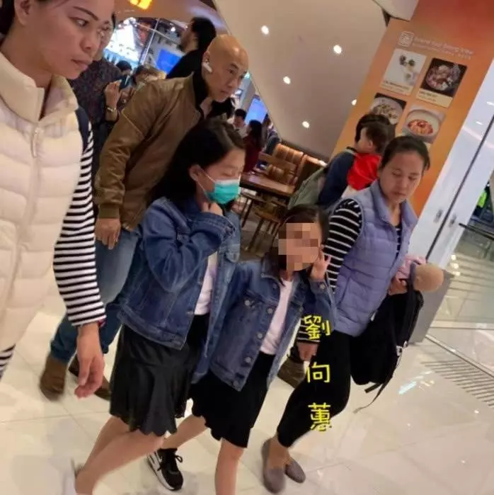 劉德華妻子帶女兒出街穿著樸素,劉向蕙全身照曝光長腿吸睛!
