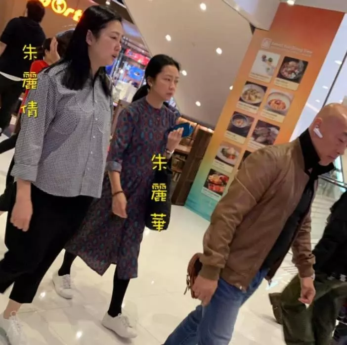 劉德華妻子帶女兒出街穿著樸素,劉向蕙全身照曝光長腿吸睛!